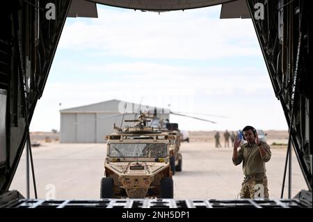 Justin VannCunningham, 26th Expeditionary Rescue Squadron loadmaster, guida un veicolo su un HC-130J Combat King II durante un agile esercizio di combattimento negli Stati Uniti Area di responsabilità del comando centrale, 3 febbraio 2023. L'esercizio consisteva in rapidi scenari di infiltrazione e di esfiltrazione di attrezzature pesanti, salti di linea statici e di caduta libera militari e operazioni di zona di caduta, affilando le principali capacità di salvataggio all'interno del CENTCOM AOR. (STATI UNITI Foto dell'Aeronautica militare del personale Sgt. Gerald R. Willis) Foto Stock