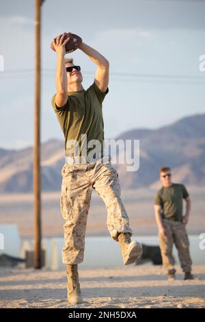 STATI UNITI Zachary Newmann, un operatore di rifornimento di semirimorchi assegnato a Bravo Company, Marine Wing Support Squadron 473, 4th Marine Aircraft Wing, di Groesbeck, Texas, cattura un calcio a Camp Wilson, Marine Corps Air-Ground Combat Center, Twentynine Palms, Calif., durante l'esercizio di addestramento integrato (ITX) 4-22, 17 luglio 2022. Reserve Marines e marinai si sono riuniti da tutta la nazione per formare una Marine Air-Ground Task Force integrata per prendere parte a un fuoco vivo, esercizio combinato di armi che preparerà meglio le forze marine Reserve nella sua missione di aumentare e rafforzare Foto Stock