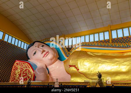 George Town, Penang, Malesia - Gennaio 2023: L'iconica statua del Buddha sdraiato a Wat Chaiya Mangalaram, un famoso tempio thailandese fondato nel 1845 da Foto Stock