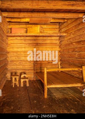 Sala all'interno degli edifici ricostruiti, Fort Clatsop National Memorial vicino ad Astoria, Oregon. Foto Stock