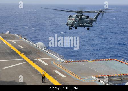 220718-N-CM110-1209 OCEANO PACIFICO (18 luglio 2022) – un aeromobile CH-53 Sea Stallion assegnato a Marine Medium Tiltrotor Squadron (VMM) 262 (rinforzato) si prepara ad atterrare a bordo del portatore d'assalto anfibio USS Tripoli (LHA 7), 18 luglio 2022. Tripoli opera nell'area delle operazioni della flotta 7th degli Stati Uniti per migliorare l'interoperabilità con alleati e partner e fungere da pronta forza di risposta per difendere la pace e mantenere la stabilità nella regione dell'Indo-Pacifico. Foto Stock