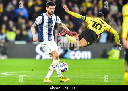 Watford, Regno Unito. 20th febbraio 2023Joao Pedro (10 Watford) sfidato da okay Yokuslu (35 West Bromwich Albion) durante la partita del campionato Sky Bet tra Watford e West Bromwich Albion a Vicarage Road, Watford lunedì 20th febbraio 2023. (Foto: Kevin Hodgson | NOTIZIE MI) Credit: NOTIZIE MI & Sport /Alamy Live News Foto Stock