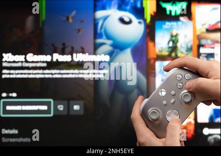 New york, USA - 20 febbraio 2023: Acquisto di Xbox gioco passwith xbox joystick in vista ravvicinata mano Foto Stock