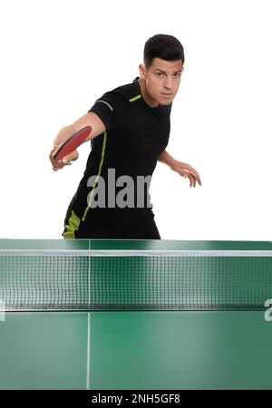 Bell'uomo che gioca a ping pong su sfondo bianco Foto Stock