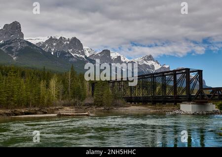 L'Old Engine Bridge sul fiume Bow con Rundle Mountain Peak alle spalle, Canmore, Alberta, Canada Foto Stock