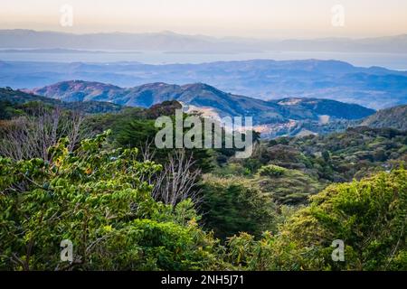 Vista dalle colline sopra Monteverde Cloud Forest verso l'Oceano Pacifico Foto Stock