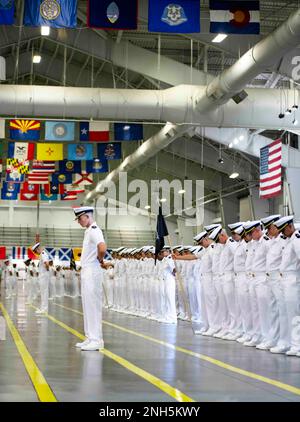 220718-N-PW480-0077 GRANDI LAGHI, ILL. (18 luglio 2022) corpo di addestramento degli ufficiali della Riserva Navale (NROTC) i candidati dell'ostetrica NSI (New Student Indoctrination) abbassano la testa durante una chiamata per la cerimonia di laurea del ciclo 2 condotta all'interno della Sala di perforazione Ceremonial di Midway al comando di addestramento del reclutamento (RTC), luglio 18. Al termine dell'NSI, i candidati inizieranno il loro anno nuovo del programma NROTC presso le università e le università nazionali questo autunno. NSI è un programma di indottrinamento ospitato presso RTC, e fornisce agli ostetrica un orientamento di addestramento militare comune. NSI fornisce basi Foto Stock