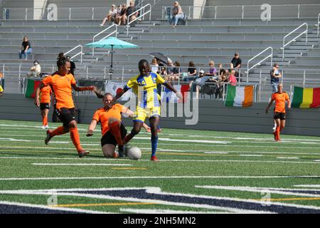 Il Kone Oumou del Mali guida per segnare nella partita 15 con il Mali contro Paesi Bassi al Conseil International du Sport Militaire (CISM) Campionato Mondiale di Calcio militare femminile 13th ospitato dalla base aerea Fairchild di Spokane, Washingon. Il campionato di quest'anno comprende squadre provenienti da Stati Uniti, Belgio, Camerun, Canada, Francia, Germania, Irlanda, Mali, Paesi Bassi e Corea del Sud. (Dipartimento della Difesa Foto di Steven Dinote, rilasciato). Foto Stock