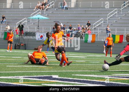 Il laser di Mali Oumou Kone guida il suo tiro oltre i difensori olandesi e il portiere per segnare nella partita 15 del Conseil International du Sport Militaire (CISM) Campionato Mondiale di Calcio militare femminile 13th ospitato dalla base dell'aeronautica di Fairchild a Spokane, Washingon. Il campionato di quest'anno comprende squadre provenienti da Stati Uniti, Belgio, Camerun, Canada, Francia, Germania, Irlanda, Mali, Paesi Bassi e Corea del Sud. (Dipartimento della Difesa Foto di Steven Dinote, rilasciato). Foto Stock