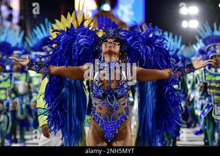 Rio de Janeiro, Brasile. 20th Feb, 2023. RJ - Rio de Janeiro - 02/20/2023 - CARNEVALE RIO 2023, SFILATA SPECIALE DI GRUPPO - Mayara Lima Regina dei tamburi della scuola Paraiso do Tuiuti Samba durante una presentazione nella sfilata del gruppo speciale di Rio de Janeiro al Marques de Sapucai Sambadrome questo secondo (20). Foto: Thiago Ribeiro/AGIF/Sipa USA Credit: Sipa USA/Alamy Live News Foto Stock