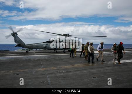 220718-N-MM912-1134 OCEANO PACIFICO (18 luglio 2022) un elicottero MH-60s Sea Hawk, assegnato agli “Eightballers” di Helicopter Sea Combat Squadron (HSC) 8, trasferisce l’ambasciatore Rosemary Banks, Ambasciatore neozelandese negli Stati Uniti, e leader della Nuova Zelanda, Belgio, Guatemala, E Figi al ponte di volo della portaerei di classe Nimitz USS Abraham Lincoln (CVN 72) per un tour durante il Rim of the Pacific (RIMPAC) 2022. Ventisei nazioni, 38 navi, quattro sottomarini, più di 170 aerei e 25.000 persone partecipano a RIMPAC dal 29 giugno al 4 agosto nell'isola hawaiana e nei dintorni Foto Stock