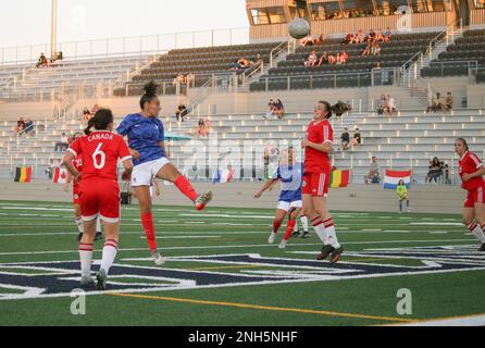 Anissa Belkasni in Francia si dirige nel suo secondo obiettivo della partita contro il Canada nella partita 16 del Conseil International du Sport Militaire (CISM) Campionato Mondiale di Calcio militare femminile 13th ospitato dalla Fairchild Air Force base a Spokane, Washingon. Il campionato di quest'anno comprende squadre provenienti da Stati Uniti, Belgio, Camerun, Canada, Francia, Germania, Irlanda, Mali, Paesi Bassi e Corea del Sud. (Dipartimento della Difesa Foto di Steven Dinote, rilasciato). Foto Stock