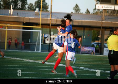 La francese Aissa Belkasni (#19) festeggia con i compagni di squadra dopo aver fatto il pugno contro il Canada nella partita 16 del Conseil International du Sport Militaire (CISM) 13th, campionato mondiale di calcio militare femminile ospitato dalla base aeronautica di Fairchild a Spokane, Washingon. Il campionato di quest'anno comprende squadre provenienti da Stati Uniti, Belgio, Camerun, Canada, Francia, Germania, Irlanda, Mali, Paesi Bassi e Corea del Sud. (Dipartimento della Difesa Foto di Steven Dinote, rilasciato). Foto Stock