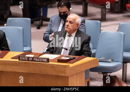 Riyad Mansour della Palestina partecipa alla riunione del Consiglio di sicurezza sulla situazione in Medio Oriente, compresa la questione palestinese presso la sede delle Nazioni Unite a New York il 20 febbraio 2023 Foto Stock