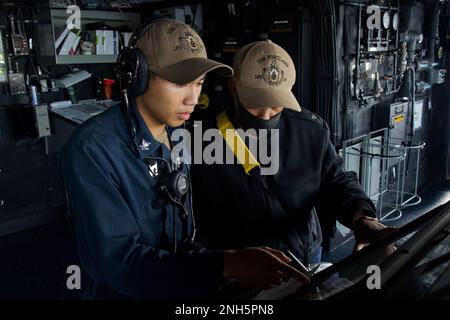 220718-N-KD380-1033 SAN DIEGO (luglio 18,2022) – Operations Specialist 2nd Class Noahpatrick Santos, di Los Angeles, California, E Operations Specialist 1st Class Rayona Jacobs, da Los Angeles, California, stare in piedi guardare nella casa pilota come San Antonio-classe Amphibious trasporto nave portuale USS Portland (LPD 27) parte San Diego per Rim of the Pacific (RIMPAC) 2022 nella California meridionale. Ventisei nazioni, 38 navi, quattro sottomarini, più di 170 aerei e 25.000 personale partecipano al RIMPAC dal giugno 29 al 4 agosto nelle isole hawaiane e nella California meridionale. Il Foto Stock