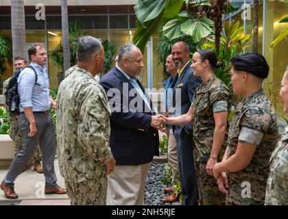 Il Segretario della Marina Carlos del Toro interagisce con i membri della Defense POW/mia Accounting Agency (DPAA) durante un tour presso la sede centrale della DPAA sulla base congiunta Pearl Harbor-Hickam, Hawaii, 18 luglio 2022. Del Toro ha ricevuto un tour dalla leadership DPAA per evidenziare i numerosi ruoli e responsabilità che l'agenzia svolge. La missione di DPAA è quella di ottenere la contabilità più completa possibile per il personale degli Stati Uniti mancante e non contabilizzato per le loro famiglie e la nostra nazione. Foto Stock