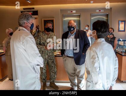 Il Segretario della Marina Carlos del Toro parla ai membri della Defense POW/mia Accounting Agency (DPAA) durante un tour presso la sede centrale della DPAA sulla base congiunta Pearl Harbor-Hickam, Hawaii, 18 luglio 2022. Del Toro ha ricevuto un tour dalla leadership DPAA per evidenziare i numerosi ruoli e responsabilità che l'agenzia svolge. La missione di DPAA è quella di ottenere la contabilità più completa possibile per il personale degli Stati Uniti mancante e non contabilizzato per le loro famiglie e la nostra nazione. Foto Stock