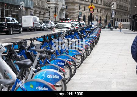 New York City, NY, Stati Uniti. 20th Feb, 2023. Le biciclette a noleggio sono viste parcheggiate nella zona di Wall Street di New York City negli Stati Uniti il Lunedi, 20. (Credit Image: © William Volcov/ZUMA Press Wire) SOLO PER USO EDITORIALE! Non per USO commerciale! Foto Stock