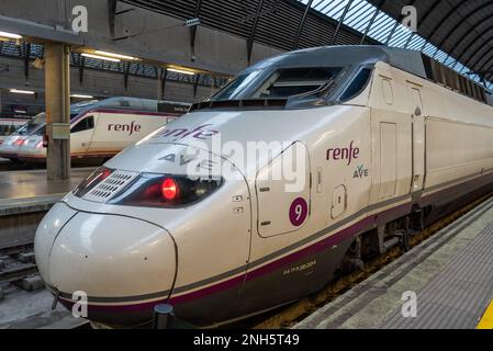 Treno passeggeri ad alta velocità RENFE alla stazione di Siviglia in Spagna il 7 dicembre 2022 Foto Stock