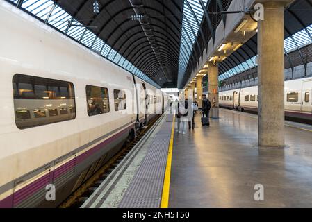 Treno passeggeri ad alta velocità RENFE alla stazione di Siviglia in Spagna il 7 dicembre 2022 Foto Stock