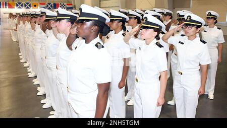 GRANDI LAGHI, Ill. (18 luglio 2022) – corpo di addestramento degli ufficiali della Riserva Navale (NROTC) i candidati dell'intermediario del ciclo 2 New Student Indottrination (NSI) salutano durante la cerimonia di laurea nella sala di perforazione della Ceremonial Drill Hall di Midway al comando di addestramento del reclutamento (RTC), luglio 18. Al termine dell'NSI, i candidati inizieranno il loro anno nuovo del programma NROTC presso le università e le università nazionali questo autunno. NSI è un programma di indottrinamento ospitato presso RTC, e fornisce agli ostetrica un orientamento di addestramento militare comune. NSI fornisce una formazione di base in cinque principi fondamentali della lotta contro la guerra: Antincendio, Foto Stock