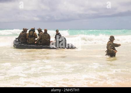 MARINE CORPS AREA DI ADDESTRAMENTO MANTICE, HAWAII (18 LUGLIO 2022) STATI UNITI Marines con 3rd battaglione di rinascita, 3rd Marine Division e i soldati dell'esercito australiano lanciano un'imbarcazione da combattimento per l'addestramento helo-cast durante Rim of the Pacific (RIMPAC) 2022, presso Marine Corps Training Area Bellows, Hawaii, 18 luglio. Ventisei nazioni, 38 navi, quattro sottomarini, più di 170 aerei e 25.000 personale partecipano al RIMPAC dal giugno 29 al 4 agosto nelle isole hawaiane e nella California meridionale. Il più grande esercizio marittimo internazionale del mondo, RIMPAC offre un addestramento unico Foto Stock