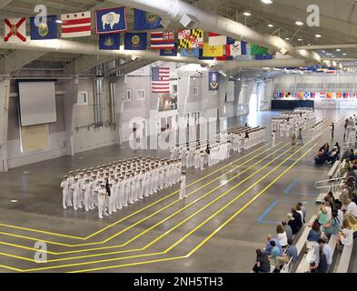 GRANDI LAGHI, Ill. (18 luglio 2022) – corpo di addestramento degli ufficiali della Riserva Navale (NROTC) New Student Indoctrination (NSI) Cycle 2 i candidati dell'internshipman si laureano NSI nella Midway Ceremonial Drill Hall al Recruit Training Command (RTC), luglio 18. Al termine dell'NSI, i candidati inizieranno il loro anno nuovo del programma NROTC presso le università e le università nazionali questo autunno. NSI è un programma di indottrinamento ospitato presso RTC, e fornisce agli ostetrica un orientamento di addestramento militare comune. NSI fornisce una formazione di base in cinque principi fondamentali della lotta contro la guerra: Antincendio, controllo dei danni, marinai Foto Stock