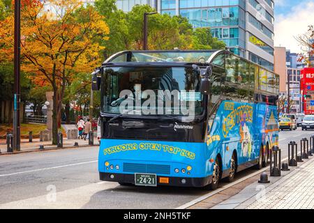 Fukuoka, Giappone - Novembre 21 2022: L'autobus scoperto ACROS Fukuoka porta turisti nell'area urbana centrale di Fukuoka Foto Stock