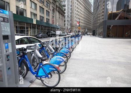 Le biciclette a noleggio sono viste parcheggiate nella zona di Wall Street di New York City negli Stati Uniti il Lunedi, 20. Credit: Brazil Photo Press/Alamy Live News Foto Stock