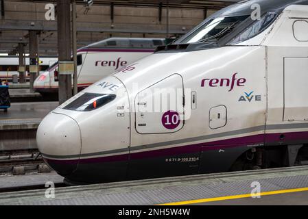 Treno passeggeri ad alta velocità RENFE alla stazione di Siviglia in Spagna il 7 dicembre 2022 Foto Stock