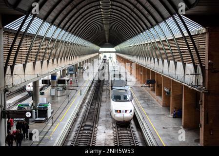 Treno passeggeri ad alta velocità RENFE alla stazione di Siviglia in Spagna il 7 dicembre 2022 Foto Stock