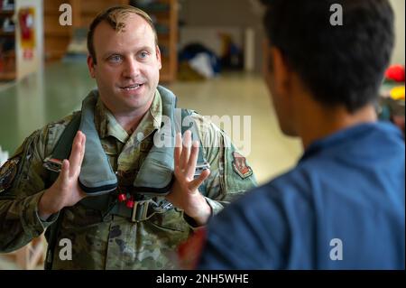 STATI UNITI Il personale dell'aeronautica Sgt. Brent Spencer, assegnato al 494th Fighter Squadron, Aircrew Flight Equipment, della Royal Air Force Lakenheath, Inghilterra, dimostra il corretto montaggio di un'unità salvavita durante l'addestramento di familiarizzazione con l'attrezzatura di volo dell'equipaggio alla base aerea di Souda, Grecia, 18 luglio 2022. Durante l’esercizio Poseidon’s Rage 22 l’USAF e l’HAF hanno messo da parte il tempo necessario per scambiare le migliori pratiche nella modifica e manutenzione delle attrezzature di volo. Foto Stock