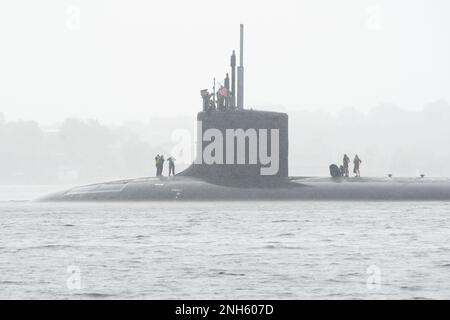 La USS Oregon (SSN 793) si fa strada lungo il Tamigi e oltrepassa la città di New London dopo aver lasciato la base sottomarina New London a Groton, Conn., per le operazioni di routine lunedì 18 luglio 2022. Commissionato nel maggio 2022 l'Oregon è il terzo degli Stati Uniti Nave navale da chiamare per lo stato 33rd ed è il 20th Virginia-classe veloce attacco sottomarino. Foto Stock