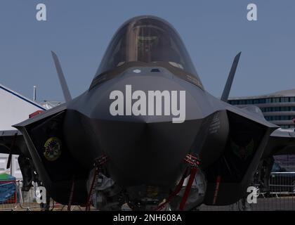 Un F-35A Lightning II è in mostra al Farnborough International Airshow di Farnborough, Inghilterra, 18 luglio 2022. La partecipazione militare degli Stati Uniti alla FIA svolge un ruolo importante nel sostenere gli Stati Uniti La strategia teatrale del comando europeo dimostrando l'impegno degli Stati Uniti nei confronti degli alleati e dei partner europei, evidenziando al contempo le capacità degli Stati Uniti a un pubblico diversificato. Foto Stock