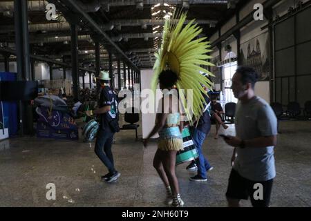 Rio de Janeiro, Rio de Janeiro, Brasile. 20th Feb, 2023. (INT) i turisti si muovono al Molo Maua durante il Carnevale. 20 febbraio 2023, Rio de Janeiro, Brasile: Turisti stranieri e brasiliani si spostano intorno Pier Maua e lodano la città di Rio de Janeiro durante il Carnevale di Lunedi (20).Credit: Jose Lucena/Thenews2 (Credit Image: © Jose Lucena/TheNEWS2 via ZUMA Press Wire) SOLO USO EDITORIALE! Non per USO commerciale! Foto Stock