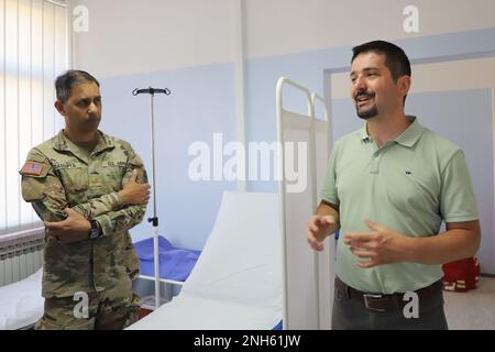 STATI UNITI Il maggiore dell'esercito Kritis Dasgupta (a sinistra), un chirurgo sul campo con il distaccamento medico di Stato, la Guardia Nazionale dell'esercito del Maryland e il Dr. Marko Šarić (a destra), un medico militare con la Società Medica 6th, forze armate di Bosnia-Erzegovina, condurre una visita in loco di una struttura medica presso le caserme di Kozara, Knjaza Milosa, Banja Luka, Bosnia-Erzegovina il 19 luglio 2022. I membri della guardia assegnati al distaccamento medico di Stato e 1-169th Aviation Regiment, Maryland Army National Guard, addestrati insieme a soldati di servizio attivo dal 1st Squadron, 91st Cavallry Regiment, 173rd Brigata aerea, 12th combattimento Foto Stock