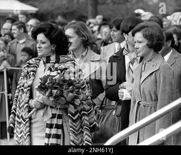 Carmen Romano (Lopez Portillo), a sinistra, e la prima signora Rosalynn carter, a destra, ascoltare le loro osservazioni husbandsâ durante una cerimonia di arrivo di Stato sul prato sud della Casa Bianca a Washington, DC il 14 febbraio 1977. Credit: Benjamin E. 'gene' Forte/CNP Foto Stock