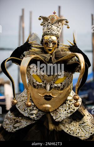 Venezia, Italia. 17th Feb, 2023. Venezia e il suo Carnevale. La città ha accolto migliaia di persone per il carnevale, maschere di tutti i tipi hanno colorato e animato questa meravigliosa città. (Credit Image: © Stefano Cappa/Pacific Press via ZUMA Press Wire) SOLO PER USO EDITORIALE! Non per USO commerciale! Foto Stock