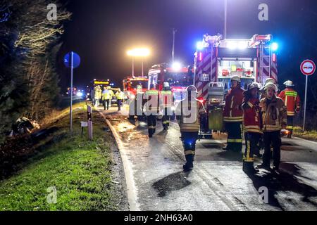 Gaggenau, Germania. 20th Feb, 2023. Vigili del fuoco che lavorano sulla scena di un incidente. Un passeggero di 65 anni è morto in un incidente stradale che ha coinvolto tre automobili su una strada di campagna vicino a Gaggenau (distretto di Rastatt). Il conducente, che era seduto nella stessa macchina, è stato intrappolato nell'incidente e portato in un ospedale da soccorritori, la polizia ha detto Martedì notte. Un esperto è stato chiamato a chiarire la causa dell'incidente. (A dpa 'grave incidente stradale vicino Gaggenau - 65 anni muore') Credit: Stefan Dolgos/Einsatz-Report24/dpa/Alamy Live News Foto Stock