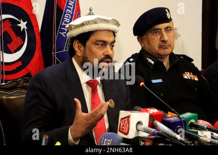 Peshawar, Pakistan. 20th Feb, 2023. Il governatore Sindh Katran Tessori si occuperà di una conferenza stampa presso una linea di polizia a Peshawar. Il governatore Sindh Kamran Tessori ha chiamato il ministro capo del KP Caretaker, Muhammad Azam Khan, alla Camera del ministro capo. (Foto di Hussain Ali/Pacific Press) Credit: Pacific Press Media Production Corp./Alamy Live News Foto Stock