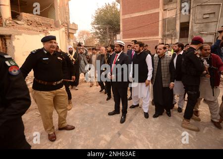 Peshawar, Pakistan. 20th Feb, 2023. Il governatore Sindh Katran Tessori si occuperà di una conferenza stampa presso una linea di polizia a Peshawar. Il governatore Sindh Kamran Tessori ha chiamato il ministro capo del KP Caretaker, Muhammad Azam Khan, alla Camera del ministro capo. (Foto di Hussain Ali/Pacific Press) Credit: Pacific Press Media Production Corp./Alamy Live News Foto Stock