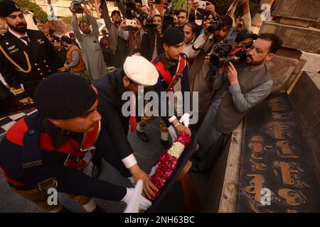 Peshawar, Pakistan. 20th Feb, 2023. Il governatore Sindh Katran Tessori si occuperà di una conferenza stampa presso una linea di polizia a Peshawar. Il governatore Sindh Kamran Tessori ha chiamato il ministro capo del KP Caretaker, Muhammad Azam Khan, alla Camera del ministro capo. (Foto di Hussain Ali/Pacific Press) Credit: Pacific Press Media Production Corp./Alamy Live News Foto Stock