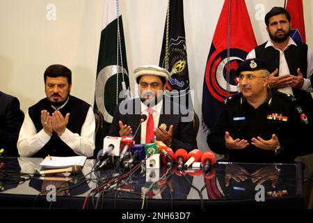 Peshawar, Pakistan. 20th Feb, 2023. Il governatore Sindh Katran Tessori si occuperà di una conferenza stampa presso una linea di polizia a Peshawar. Il governatore Sindh Kamran Tessori ha chiamato il ministro capo del KP Caretaker, Muhammad Azam Khan, alla Camera del ministro capo. (Foto di Hussain Ali/Pacific Press) Credit: Pacific Press Media Production Corp./Alamy Live News Foto Stock