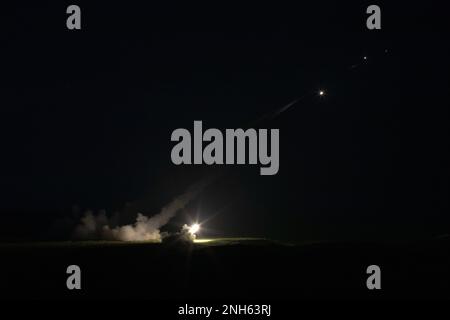 A Battery, 1-147th Field Artillery Regiment, South Dakota Army National Guard lancia razzi a raggio ridotto durante un esercizio di fuoco a Camp Ripley, Minnesota, 19 luglio 2022. Il Multiple Launch Rocket System, utilizzato dalle batterie dell'artiglieria da campo, è un veicolo da combattimento cingolato con un sistema di armi da tiro di precisione a lunga distanza. Foto Stock