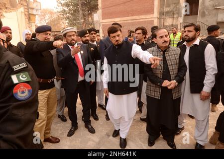 Peshawar, Khyber Pakhtunkhwa, Pakistan. 20th Feb, 2023. Il governatore Sindh Katran Tessori si occuperà di una conferenza stampa presso una linea di polizia a Peshawar. Il governatore Sindh Kamran Tessori ha chiamato il ministro capo del KP Caretaker, Muhammad Azam Khan, alla Camera del ministro capo. (Credit Image: © Hussain Ali/Pacific Press via ZUMA Press Wire) SOLO PER USO EDITORIALE! Non per USO commerciale! Foto Stock