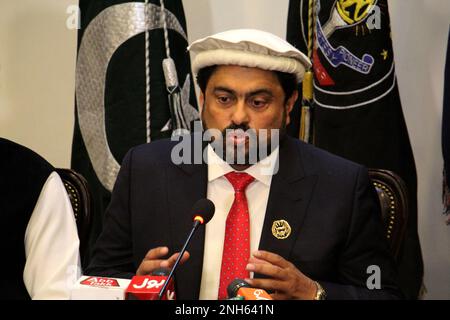 Peshawar, Khyber Pakhtunkhwa, Pakistan. 20th Feb, 2023. Il governatore Sindh Katran Tessori si occuperà di una conferenza stampa presso una linea di polizia a Peshawar. Il governatore Sindh Kamran Tessori ha chiamato il ministro capo del KP Caretaker, Muhammad Azam Khan, alla Camera del ministro capo. (Credit Image: © Hussain Ali/Pacific Press via ZUMA Press Wire) SOLO PER USO EDITORIALE! Non per USO commerciale! Foto Stock