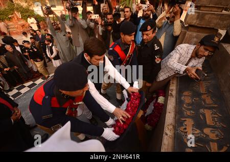 Peshawar, Khyber Pakhtunkhwa, Pakistan. 20th Feb, 2023. Il governatore Sindh Katran Tessori si occuperà di una conferenza stampa presso una linea di polizia a Peshawar. Il governatore Sindh Kamran Tessori ha chiamato il ministro capo del KP Caretaker, Muhammad Azam Khan, alla Camera del ministro capo. (Credit Image: © Hussain Ali/Pacific Press via ZUMA Press Wire) SOLO PER USO EDITORIALE! Non per USO commerciale! Foto Stock