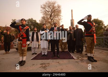 Peshawar, Khyber Pakhtunkhwa, Pakistan. 20th Feb, 2023. Il governatore Sindh Katran Tessori si occuperà di una conferenza stampa presso una linea di polizia a Peshawar. Il governatore Sindh Kamran Tessori ha chiamato il ministro capo del KP Caretaker, Muhammad Azam Khan, alla Camera del ministro capo. (Credit Image: © Hussain Ali/Pacific Press via ZUMA Press Wire) SOLO PER USO EDITORIALE! Non per USO commerciale! Foto Stock