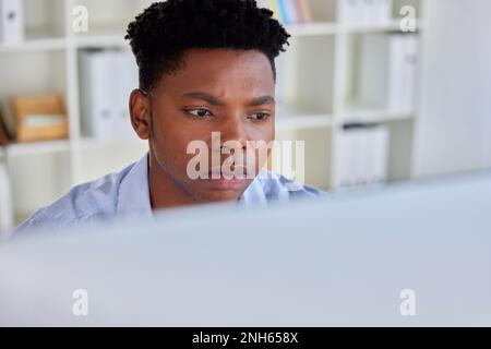 Serio, uomo nero e analista di affari in un computer di ufficio che legge i dati digitali. Uomo d'affari, ricerca e progettazione finanziaria di una startup Foto Stock