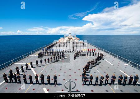 OCEANO PACIFICO (19 luglio 2022) – i marinai che sostengono Pacific Partnership 2022 (PP22) posano per una foto sul ponte di volo a bordo della nave militare dell'ospedale Sealift Command USNS Mercy (T-AH 19) durante la PP22° tappa della missione Palau. Ora nel suo 17th° anno, Pacific Partnership è la più grande missione multinazionale annuale di assistenza umanitaria e di preparazione alle catastrofi condotta nell'Indo-Pacifico. Foto Stock